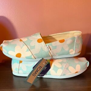 NWT TOMS WMN ALPARGATA/ SOFT BLUE RETRO FLORAL SIZE 9